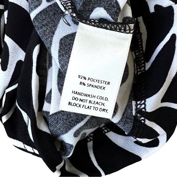 WHBM Black & White Sleeveless Silky Rosette Patterned Top Empire Waist Size XS - Picture 6 of 7